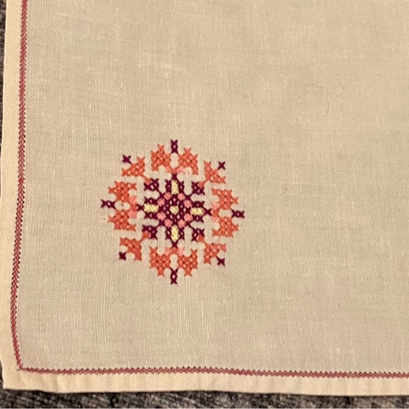 2 Vintage Cloth Hand Embroidered Napkins Floral And Pink Red Border Trim Cotton - Picture 11 of 12